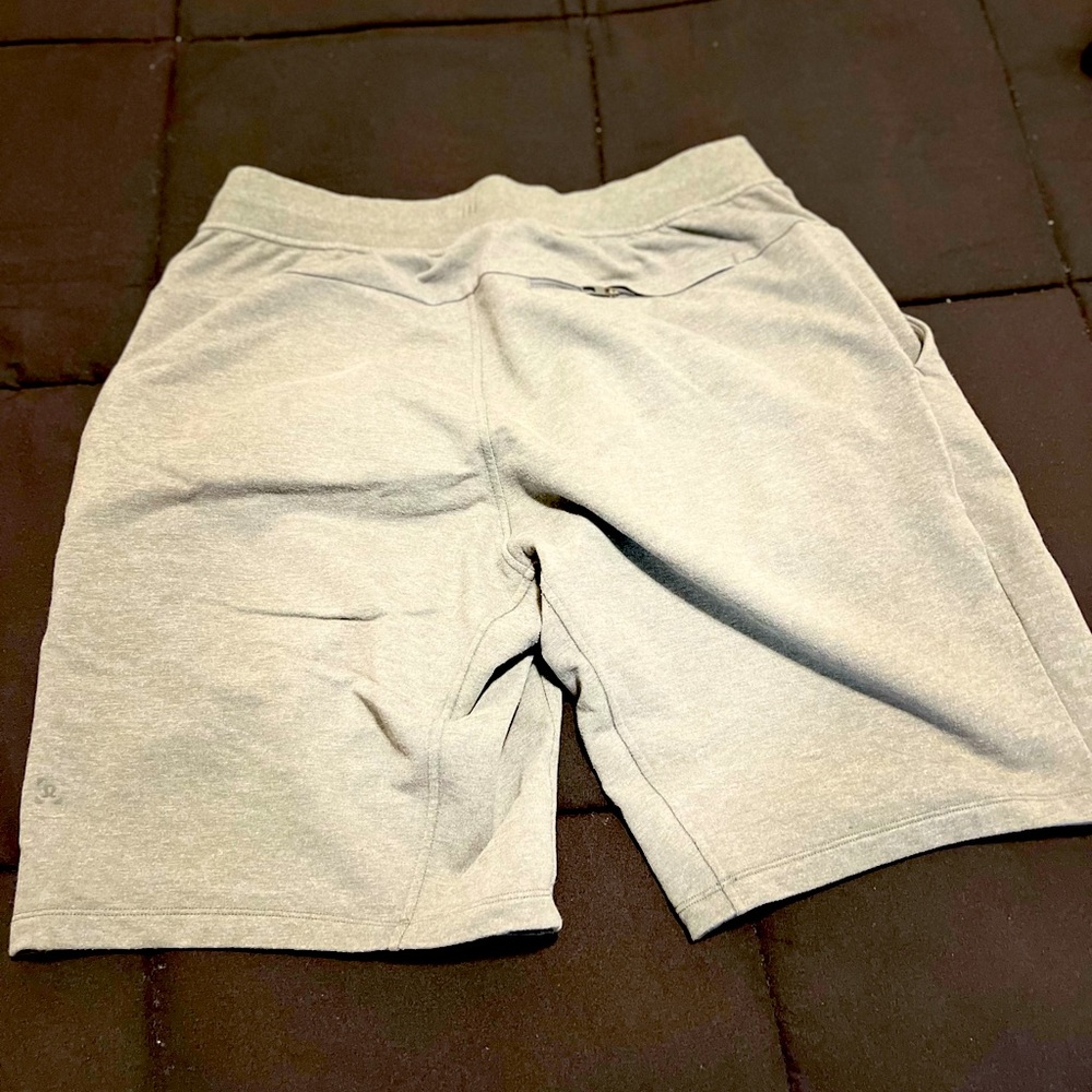 Large 9 inch Lululemon cloth style shorts